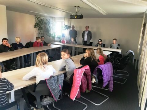 gespannt lauschen die Schüler den Ausführungen von Herrn Bürgermeister Eberl