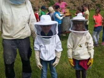 Die Klasse 1a mit ihrer Lehrkraft Beate Nunweiler und Herrn Nischik