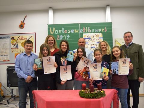 Von links: Schülersprecher Franz, Pia, Frau Holaka, Laura, Leonie, Schulleiter Matthias Weber, Evelyne, Frau Obermeier, Rebecca und Bürgermeister Georg Eberl