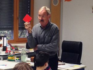 Herr Nirschl zeigt die rote Karte