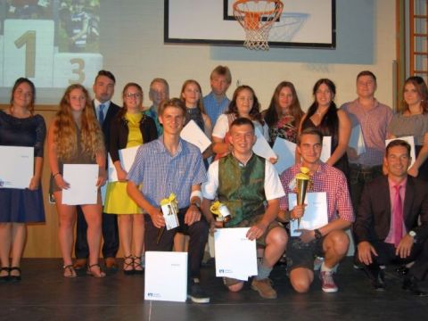 Franz Hiergeist, Thomas Schelske und Patrick Hirtreiter von Klassenleiter Helmar Ostermeier legten die besten Abschlussprüfungen 2018 ab.