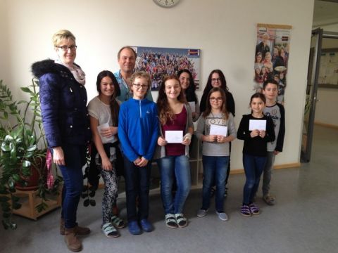 Die Schüler und Rektor Matthias Weber freuen sich über die Spende für die Klassenkasse ;)