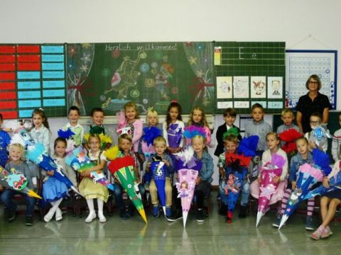 Unsere Schulanfänger in Bubach mit ihrer Klassenlehrerin Johanna Nachtmann