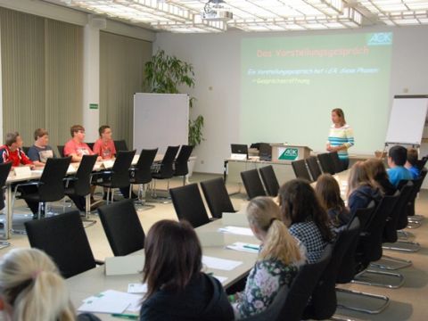 Frau Buchner von der AOK Straubing zeigt worauf es beim Bewerbungsgespräch ankommt.