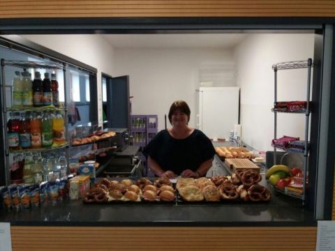 Frau Hiergeist an ihrem Arbeitsplatz