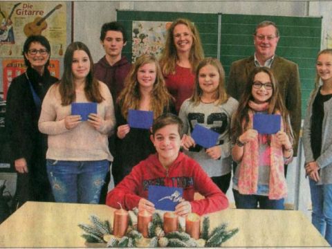 Die Jurymitglieder (hintere Reihe von links) Rektorin Maria Maier, Rob Schwarzmeier, Lin Maria Holaka, Bgm Georg Eberl und Magdalena Hölzl mit den Siegern