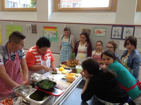 Frau Siebengartner von "Irmis Partyservice" zeigt wie´s geht